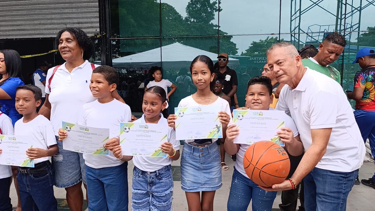 RamonEcheverri7's tweet photo. CLAUSURA CON ÉXITO DE CURSOS VACACIONALES DE FÚTBOL, BASKET Y VOLLEY , ALCALDÍA DE ESMERALDAS. Trabajando por el futuro de niños, adolescentes y jóvenes de nuestro cantón. https://t.co/oQqALfFt2q