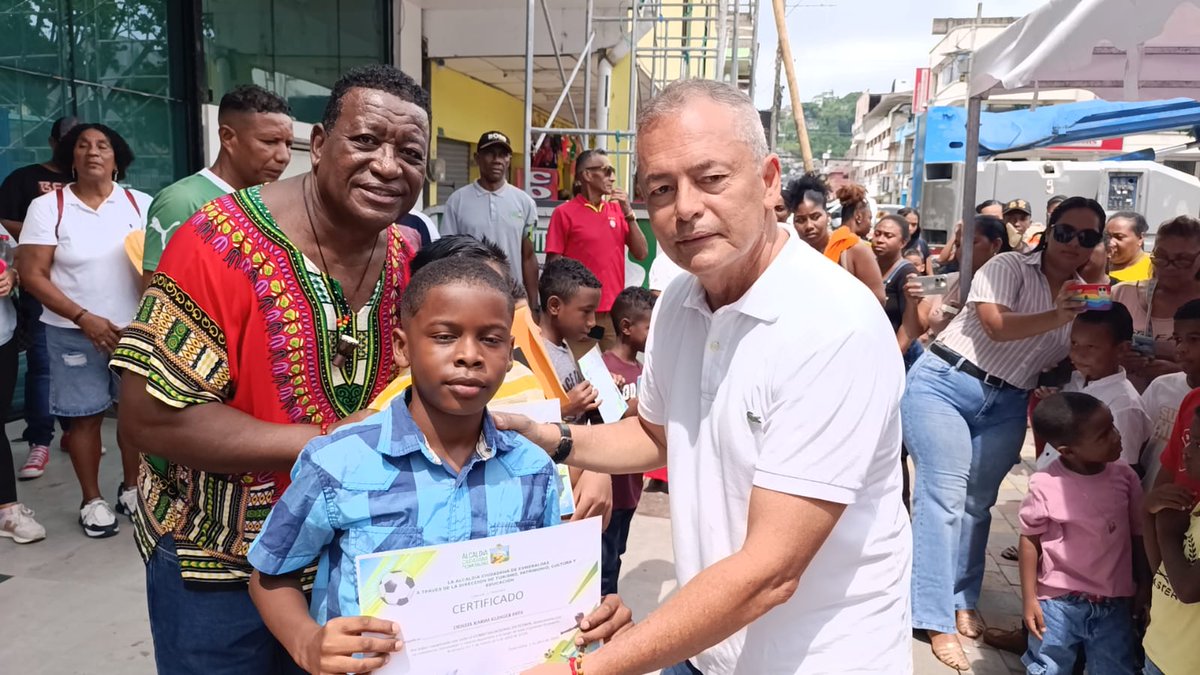 RamonEcheverri7's tweet photo. CLAUSURA CON ÉXITO DE CURSOS VACACIONALES DE FÚTBOL, BASKET Y VOLLEY , ALCALDÍA DE ESMERALDAS. Trabajando por el futuro de niños, adolescentes y jóvenes de nuestro cantón. https://t.co/oQqALfFt2q
