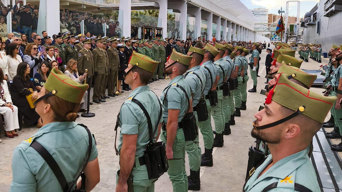 EjercitoTierra's tweet image. El general de ejército Amador Enseñat y Berea, Jefe de Estado Mayor del #EjércitodeTierra, ha presidido este #JuevesSanto en Málaga el tradicional desembarco de #LaLegión en el puerto de la ciudad y el posterior desfile hasta la plaza de Santo Domingo, donde se realizó el