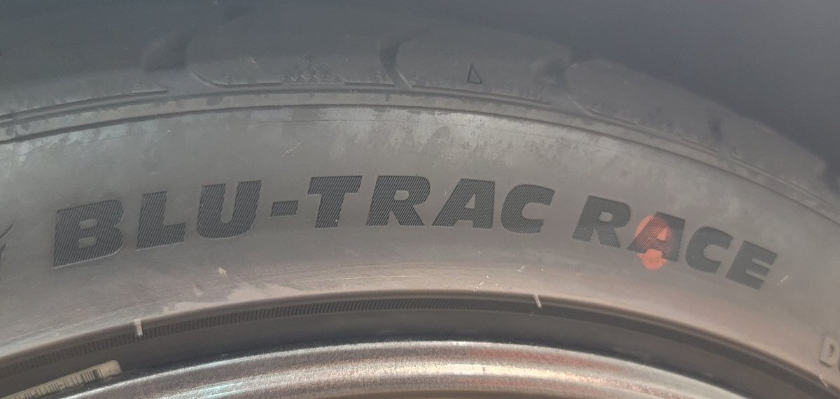 Daisuke_lvlori's tweet photo. 珍のタイヤインプレ
ARMSTRONG BLU-TRAC RACE 225/40R18

グリップ力★☆☆☆☆
コントロール性★★★★☆
シバき耐性★★★★★★★

初期応答はレスポンスが意外といいのでグリップするかと思いきやすぐに「ぁぁぁぁぁぁあああああああ！！！」と鳴いてグリップの限界を迎える。限界を超えた後も「あああああああああ！！！！」のままでマイルドに流れるので、コントロールはとてもしやすい。タイヤがあまり粘らないので、吹っ飛んだ後も収集がつきやすく安全。最も速く走れるのは「ぁぁぁぁぁぁぁ」ぐらいの鳴き具合だと感じた。
空気圧は低めの方がグリップは引き出せそうな気がしたが、今度はショルダーが倒れていくのでスイートスポットを引き出すのが難しい。車重が重いクルマは不向きかもしれない。
どんなに猿走りしてもなかなか摩耗しないのでシバき耐性が高い。
限界は「ああああああ！！！！！」でとても分かりやすいので、丁寧な運転や雨をイメージした練習、マシンの素の挙動をお手軽に楽しむのに向いていると思った。

※全てチンソーマンの私感です