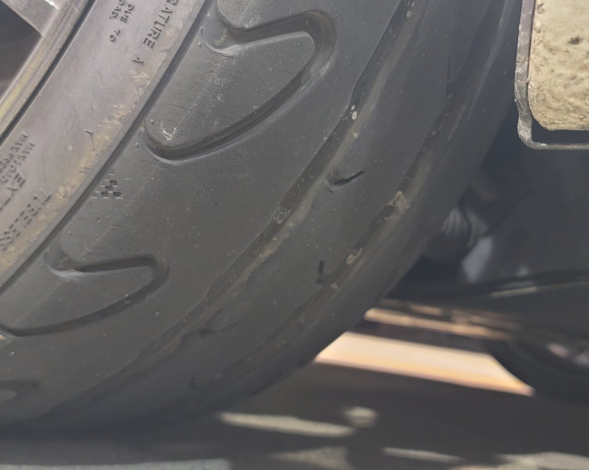 Daisuke_lvlori's tweet photo. 珍のタイヤインプレ
ARMSTRONG BLU-TRAC RACE 225/40R18

グリップ力★☆☆☆☆
コントロール性★★★★☆
シバき耐性★★★★★★★

初期応答はレスポンスが意外といいのでグリップするかと思いきやすぐに「ぁぁぁぁぁぁあああああああ！！！」と鳴いてグリップの限界を迎える。限界を超えた後も「あああああああああ！！！！」のままでマイルドに流れるので、コントロールはとてもしやすい。タイヤがあまり粘らないので、吹っ飛んだ後も収集がつきやすく安全。最も速く走れるのは「ぁぁぁぁぁぁぁ」ぐらいの鳴き具合だと感じた。
空気圧は低めの方がグリップは引き出せそうな気がしたが、今度はショルダーが倒れていくのでスイートスポットを引き出すのが難しい。車重が重いクルマは不向きかもしれない。
どんなに猿走りしてもなかなか摩耗しないのでシバき耐性が高い。
限界は「ああああああ！！！！！」でとても分かりやすいので、丁寧な運転や雨をイメージした練習、マシンの素の挙動をお手軽に楽しむのに向いていると思った。

※全てチンソーマンの私感です
