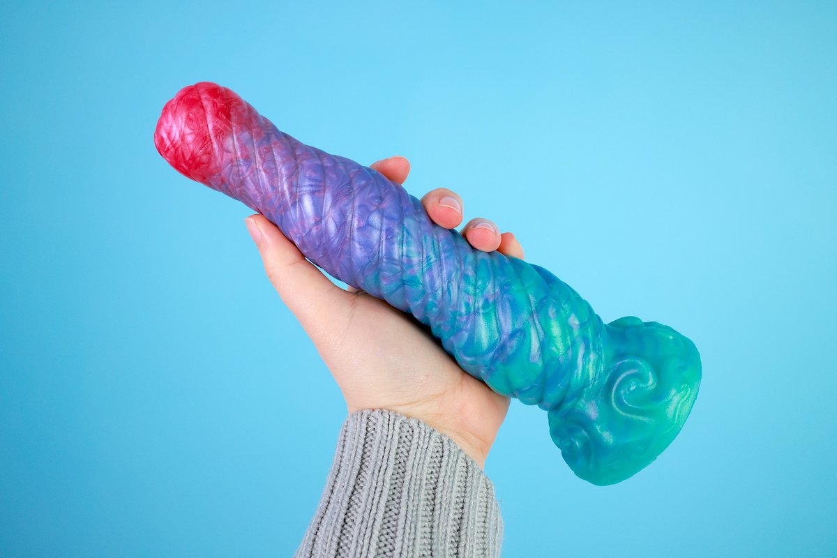 Sydney_Screams's tweet photo. with a suction cup base, a mid-shaft swell, and a blunt-tip, Joy by @HumpToy is a heavily textured, customizable dildo available in 3 sizes and 4 firmnesses. My wife and I both loved this one 😍🤩

read my review here: https://t.co/orqDtekBwr https://t.co/sboCr5tOVF