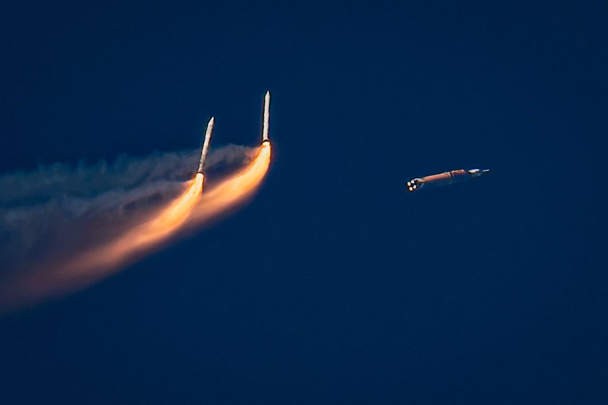 StarFleetTours's tweet photo. This is THE shot.

SRB’s separation. https://t.co/YQtto7WCVf