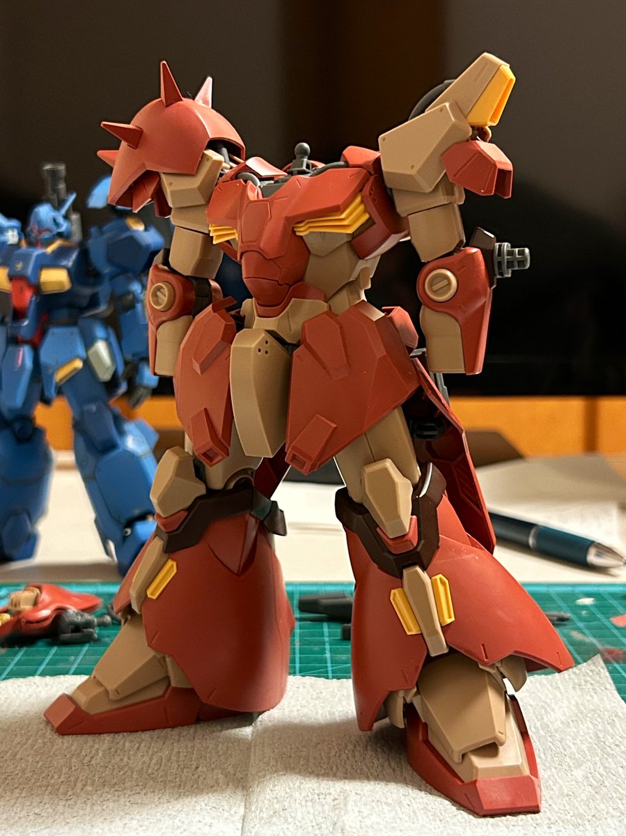 mmz_gp's tweet photo. 改修の記録

・鳥足気味にするためｽﾈ、ﾋｻﾞの干渉する箇所をｶｯﾄ
・頭部ﾊﾞﾙｶﾝ再現のため開口＆百均で見つけた竹ﾋﾞｰｽﾞ埋め込み。反対側は開口のみ
・盾ﾊﾞﾙｶﾝをｼﾞｬﾝｸﾊﾟｰﾂの軸から再現
・手首をﾋﾞﾙﾄﾞﾊﾝｽﾞ丸Lに置換。軸は元ﾊﾟｰﾂから移植 https://t.co/ObPHr1bXK5
