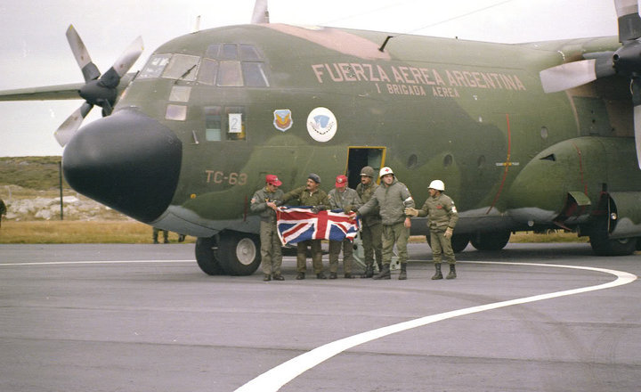 📷 #FotosConHistoria 📚
Tropas argentinas con las "union jack" capturadas al invasor el 2 de abril de 1982; en la primera foto el soldado de la ARA Pablo Mana y en la segunda foto la tripulación del C-130H Hercules TC-63 de la FAA.  

#Malvinas44 🇦🇷