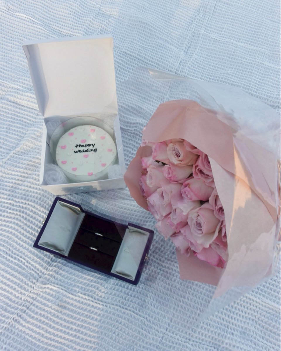 xx_k1mu__'s tweet photo. 2025.10.7 入籍の日。💍💐

僕が個人的に入籍日を「107」の日にしたくて、お互いの両親にご挨拶をして、両家顔合わせ前に10月7日に入籍させてもらいました。

僕の両親、イオちゃんのご両親には本当に感謝してます。

10月7日っていう大切な日ができて嬉しいし、毎年祝っていこうね。 https://t.co/G3KTkDLIKD