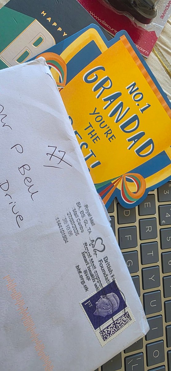 PhilipBellUK's tweet photo. @RoyalMail Posted 27th Msrch, first class...arrived today, 2nd April...6 days you useless gits!!!! #pathetic https://t.co/OsoQRUB0uc