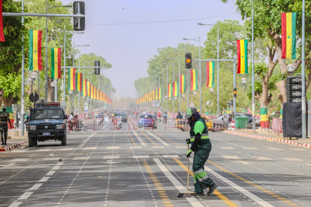 sonagedsa's tweet image. 📍Thies

Les équipes de SONAGED S.A à l’œuvre sur l’avenue Caen pour préparer la fête nationale. 🇸🇳

#SunuIndependance #Senegal #SONAGED