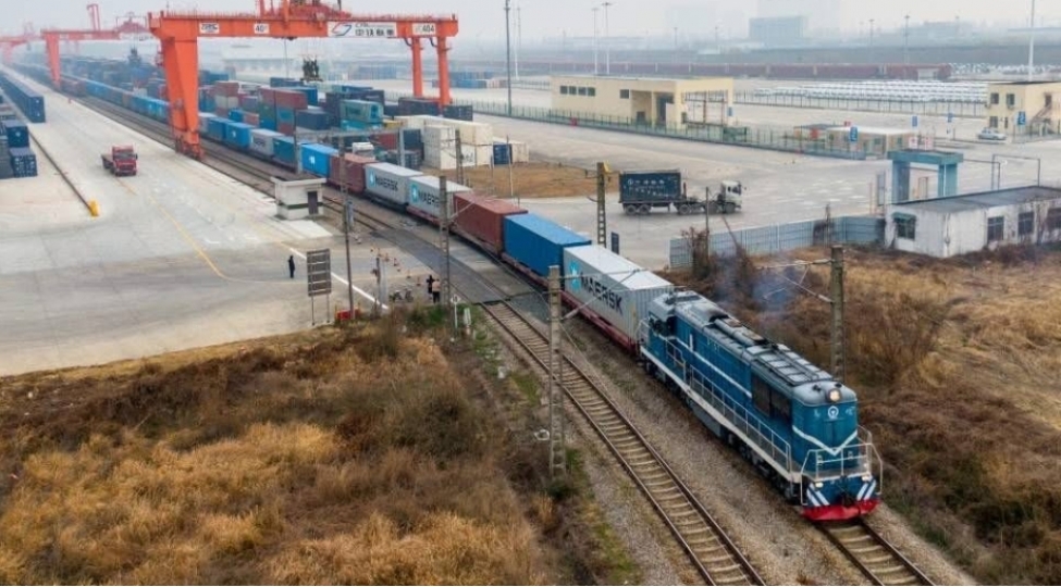 ikisahilnews's tweet photo. 🇦🇿🇨🇳 Çinin #Hubey əyalətinin #Uhan şəhərindən elektron avadanlıqlar, məişət texnikası və gündəlik tələbat malları ilə yüklənmiş Çin-Avropa yük qatarı Bakıya yola düşüb. Səyahətin 18 gün ərzində başa çatacağı gözlənilir. https://t.co/2crHBuBH1C