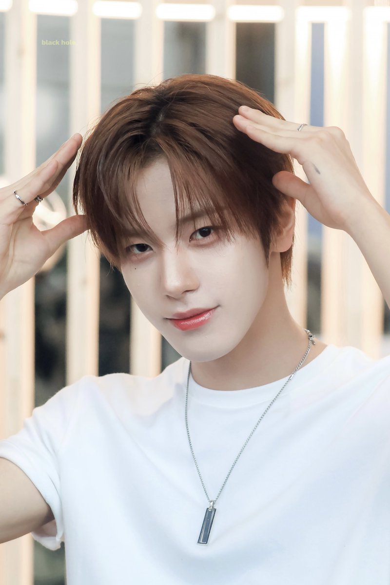 𝐛𝐥𝐚𝐜𝐤 𝐡𝐨𝐥𝐞 tweet media