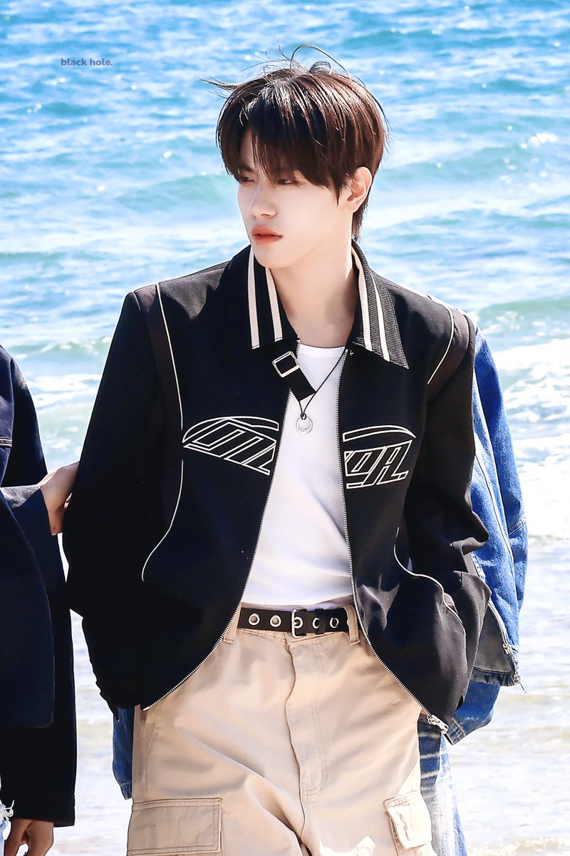 𝐛𝐥𝐚𝐜𝐤 𝐡𝐨𝐥𝐞 tweet media