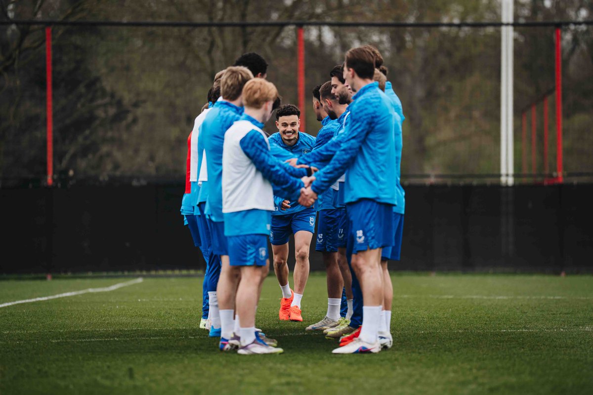 fctwente's tweet image. 😀 𝘔𝘦𝘵 𝘥𝘦 𝘧𝘦𝘭𝘪𝘤𝘪𝘵𝘢𝘵𝘪𝘦𝘴 𝘷𝘢𝘯 𝘫𝘦 𝘵𝘦𝘢𝘮𝘨𝘦𝘯𝘰𝘵𝘦𝘯 🙌

#FCTwente | #Training