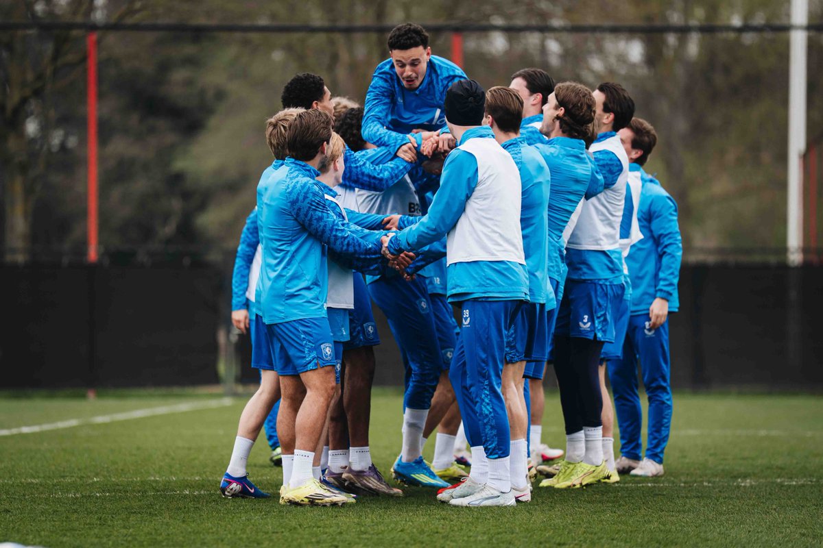 fctwente's tweet image. 😀 𝘔𝘦𝘵 𝘥𝘦 𝘧𝘦𝘭𝘪𝘤𝘪𝘵𝘢𝘵𝘪𝘦𝘴 𝘷𝘢𝘯 𝘫𝘦 𝘵𝘦𝘢𝘮𝘨𝘦𝘯𝘰𝘵𝘦𝘯 🙌

#FCTwente | #Training