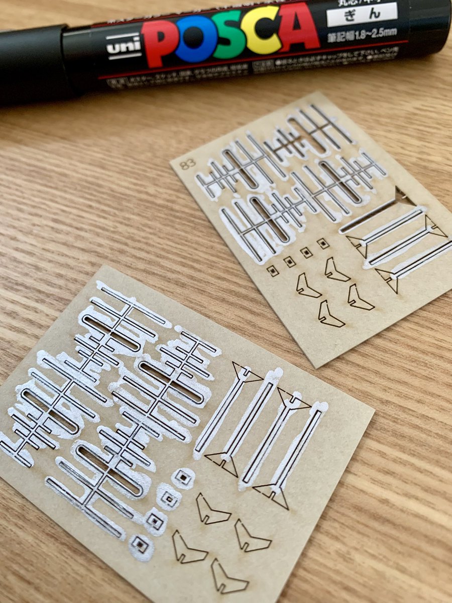 tengayasatoshi's tweet image. ◆メモ-B547
久しぶりに高架部に戻って、梅桜堂の｢TVアンテナ｣の作製/取付け。
ポスカの銀色を塗って、スミ入れ塗料のブラックとオレンジブラウンでウェザリング。
で、建物に取り付けようとしたら、何だか違和感が… とりあえず、駅舎に取り付けてみたが、う〜む☹️
#鉄道模型 #HO #天ヶ谷鉄道