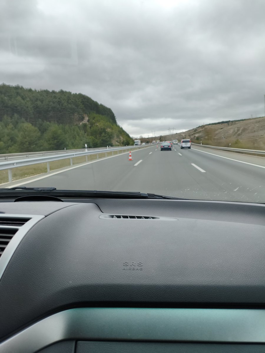 Bajando hacia Burgos AP1 tramos donde hay 3 carriles, el izquierdo inhabilitado con conos sin motivo, solo para hacer caravana y q vayamos todos formalitos comiéndonos caravana. Operación salida sin complicaciones verdad? @DGT
