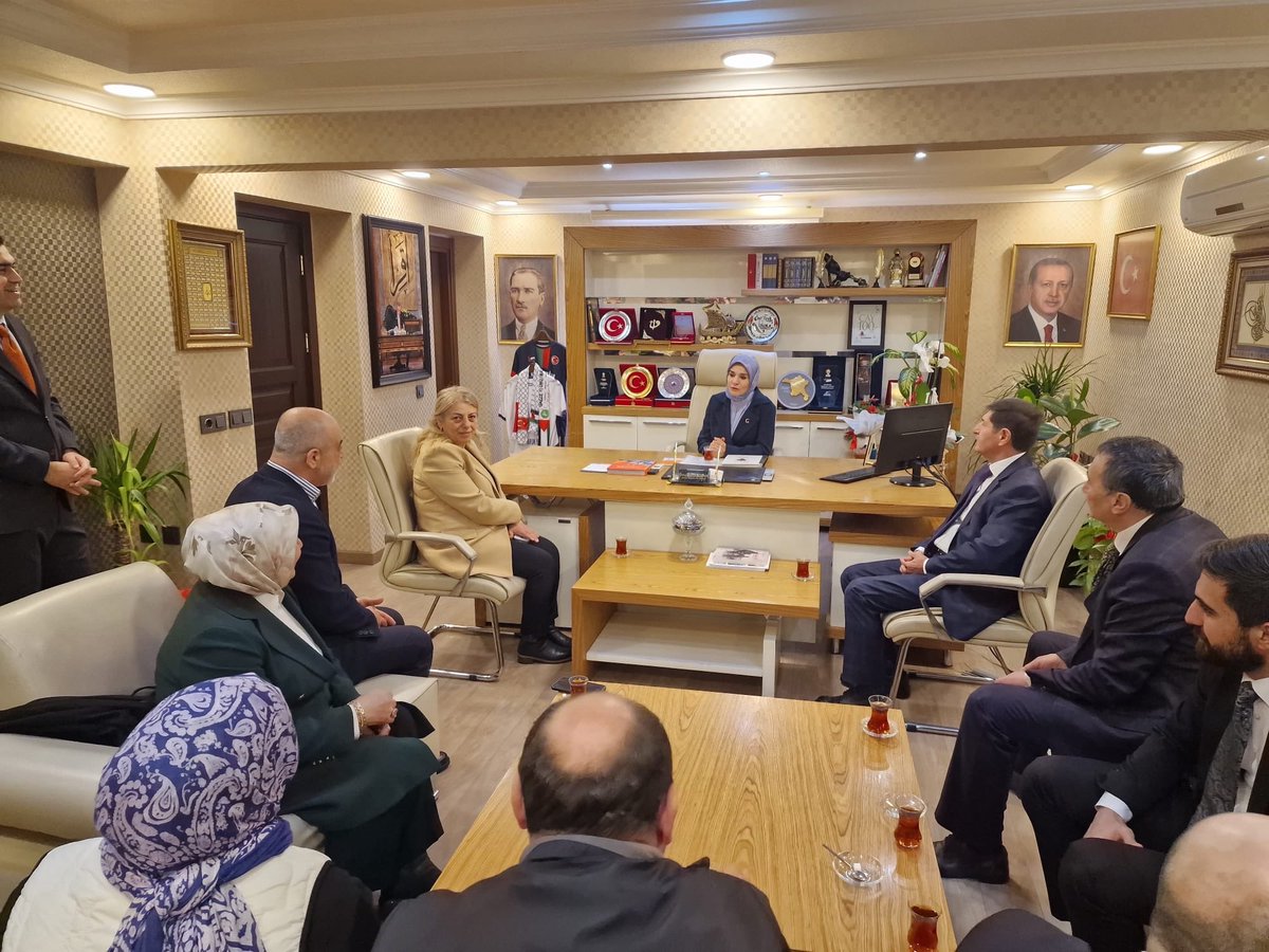 AkKeciorenResmi's tweet photo. 📍 Keçiören İlçe Başkanlığı

Aile ve Sosyal Hizmetler Bakanımız Mahinur Özdemir Göktaş ilçemize ve teşkilatımıza ziyaret gerçekleştirdiler. 

Ziyarette İlçe Başkan Yardımcılarımız, Yönetim Kurulu Üyelerimiz, Kadın Kolları Yönetim Kurulu Üyelerimiz, Gençlik Kolları Başkanımız ve Yönetim Kurulu Üyeleri ile teşkilat mensuplarımız hazır bulundular. 

Ziyaretleri için kıymetli bakanımıza teşekkür ediyoruz.

#MilletimizleNiyetimizBir
#SevdamızdaBüyükDavamızda 

@RTErdogan 
@MahinurOzdemir 
@omerfarukislam