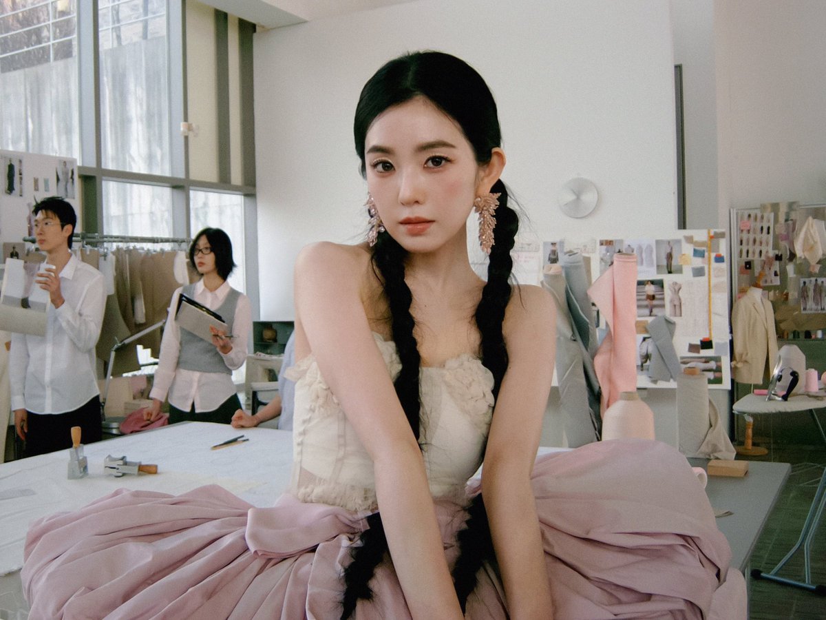 bonesandrv's tweet photo. RED - VELVET https://t.co/tDaQbQe0TP