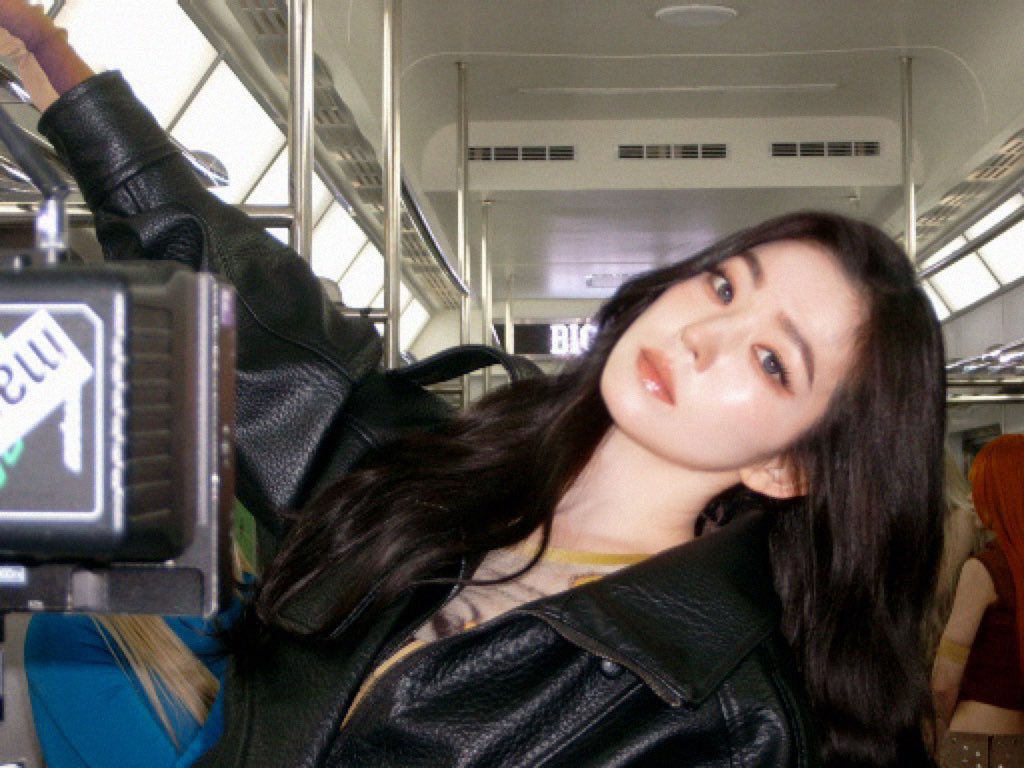 bonesandrv's tweet photo. RED - VELVET https://t.co/tDaQbQe0TP