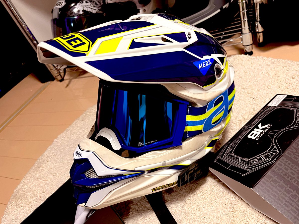 TEKIYARaid's tweet image. オクシズラリーの後、BONSAIMOTOさんでグローブとゴーグル買っちった！
ヘルメットに合わせてみたけどこれかっけー
#bonsaimoto
#ariete