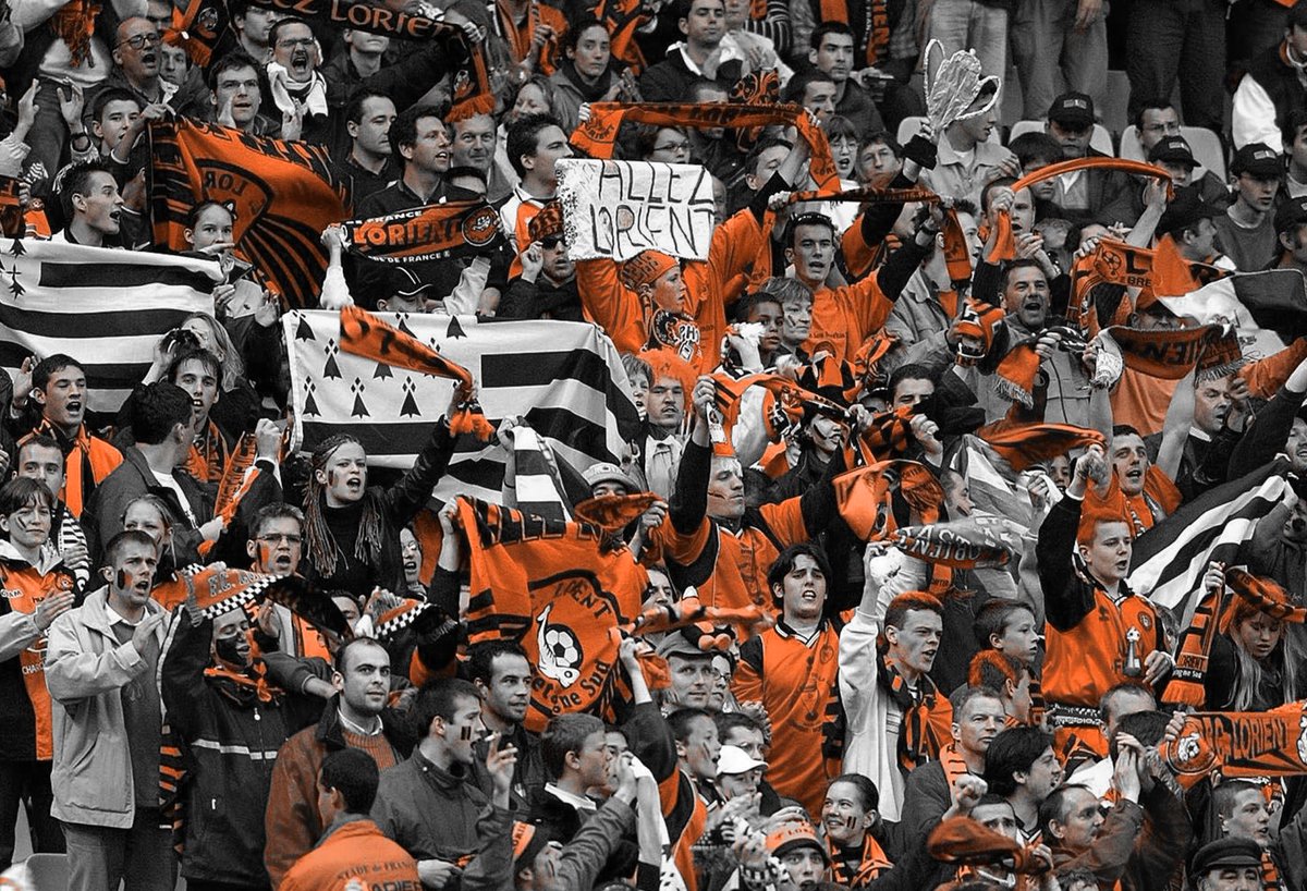 FCLorient's tweet photo. 𝙐𝙣 𝙥𝙪𝙗𝙡𝙞𝙘 fidèle qui vibre au rythme des exploits de ses Merlus 🙌🧡 https://t.co/LWFlq6Tcox