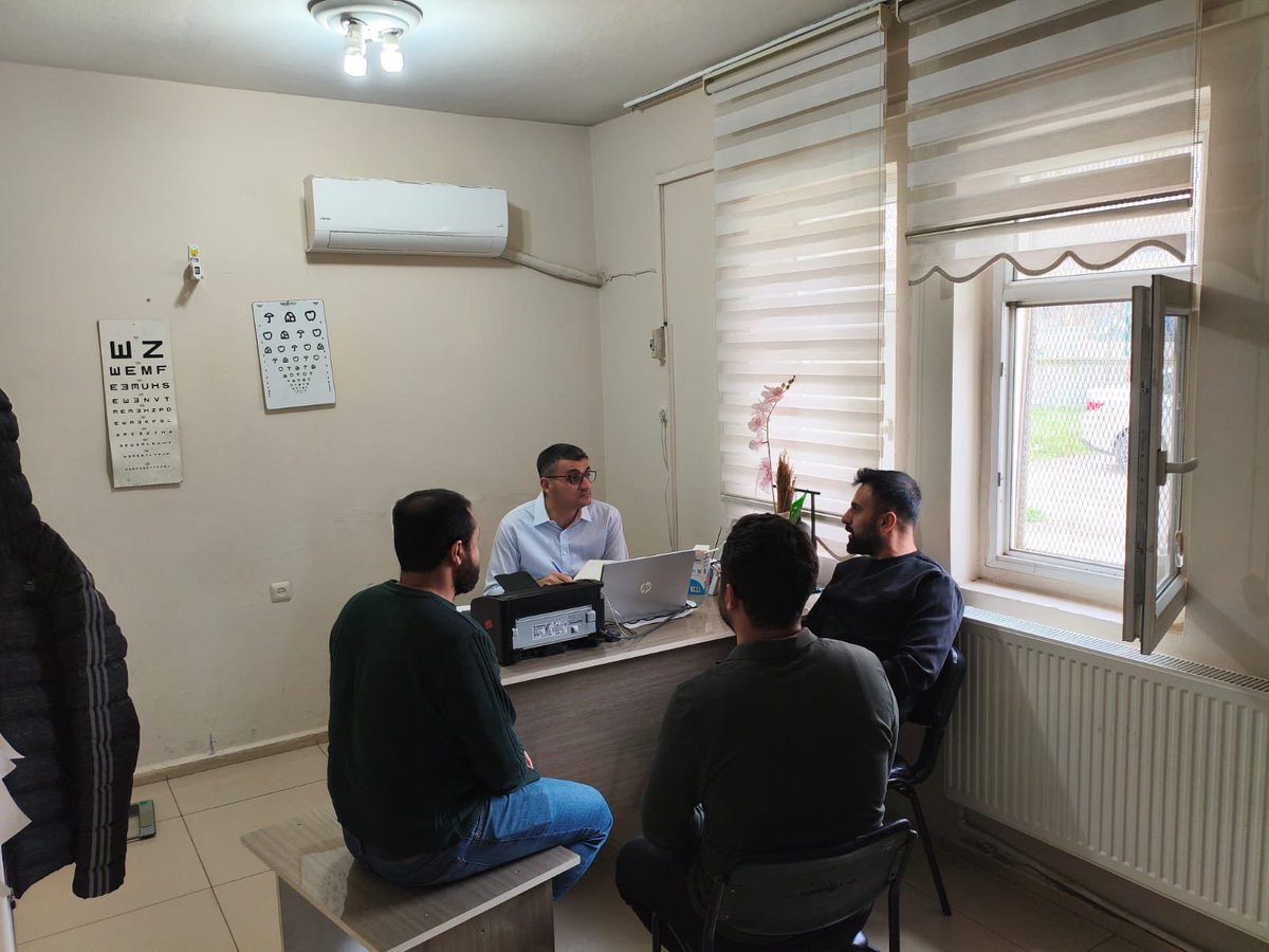 SiirtilSaglikMd's tweet photo. İl Sağlık Müdürümüz Uzm. Dr. Besim Hacıoğlu, sağlık hizmetlerinin yerinde değerlendirilmesi, mevcut çalışmaların incelenmesi ve hizmet kalitesinin artırılmasına yönelik yürütülen faaliyetleri gözlemlemek amacıyla Şehit Ebe Reşide Kıraçlar Aile Sağlığı Merkezi’ni ziyaret etti.

Gerçekleştirilen ziyarette, aile sağlığı merkezinde sunulan birinci basamak sağlık hizmetleri hakkında detaylı bilgi alındı. Koruyucu sağlık hizmetleri, gebe-bebek-çocuk izlemleri, aşılama çalışmaları ve kronik hastalık takibi gibi önemli hizmet başlıkları yerinde değerlendirildi. Sağlık personeliyle bir araya gelinerek yürütülen çalışmalar, karşılaşılan durumlar ve çözüm önerileri üzerine istişarelerde bulunuldu.

Hizmetlerin daha etkin, erişilebilir ve kaliteli bir şekilde sürdürülebilmesi adına yapılabilecek iyileştirmeler üzerine değerlendirmelerde bulunuldu.

İl Sağlık Müdürümüz Uzm. Dr. Besin Hacıoğlu, özveriyle görev yapan sağlık çalışanlarına teşekkür ederek, toplum sağlığının korunması ve geliştirilmesinde birinci basamak sağlık hizmetlerinin önemine dikkat çekti ve çalışmalarında başarılar diledi.