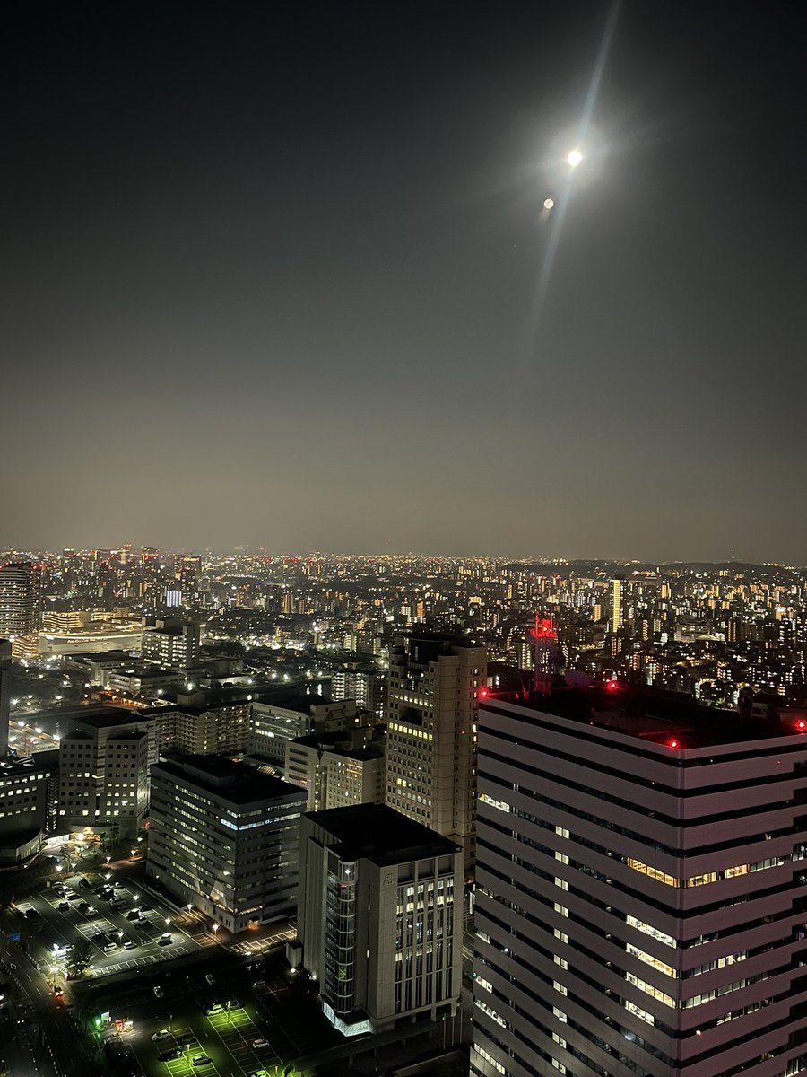 急に福岡タワーに行きたくなったので行って来ました🗼
22時まで開いてるからありがたい😄ピンクムーンを撮りましたがiPhoneだと上手く撮れませんね！