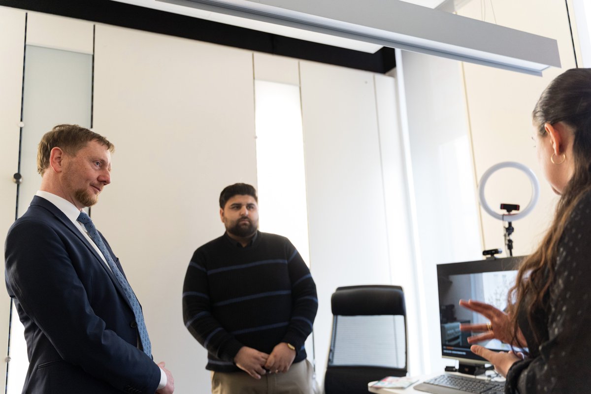 MPKretschmer's tweet image. Zu Gast bei @RomanoSumnal in #Leipzig, einer wichtigen Stimme der #Sinti und #Roma in #Sachsen. Der Verein lädt alle Menschen ein, die Kultur, Lebensrealität und Geschichte der Sinti und Roma besser kennenzulernen.

Romano Sumnal zeigt, wie entscheidend Räume der Begegnung sowie