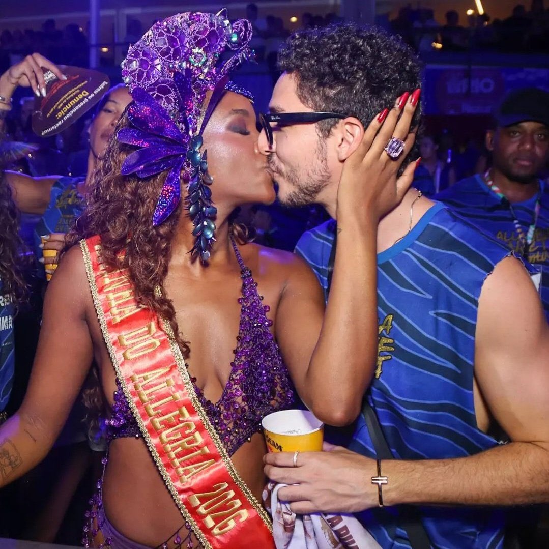 choquei's tweet image. 🚨VEJA: Após surgirem rumores ao aparecerem de mãos dadas no Réveillon de Copacabana, Iza e João Vitor Silva, de 29 anos, confirmaram o romance durante o Carnaval, na Marquês de Sapucaí, no Rio de Janeiro.

 "A Iza chegou na minha vida trazendo força, emoção e felicidade. Estamos