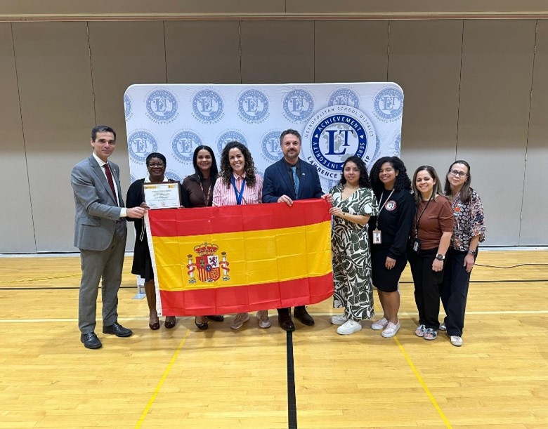 SpainEdOffice's tweet photo. 📩 Nuevo número de la Newsletter ISA. Conoce los nuevos centros de la red.
#unidos_nvusd #AnaheimHighSchool #sycamorejuniorhigh #skilestestelementary #sunnysidetrailblazers #PGCPS #ArlingtonISD;#SpainEdOffice;#AcciónEducativaExterior;#ProudToBeISA #OrgullososDeSerISA ; https://t.co/6rRLvvPxpl