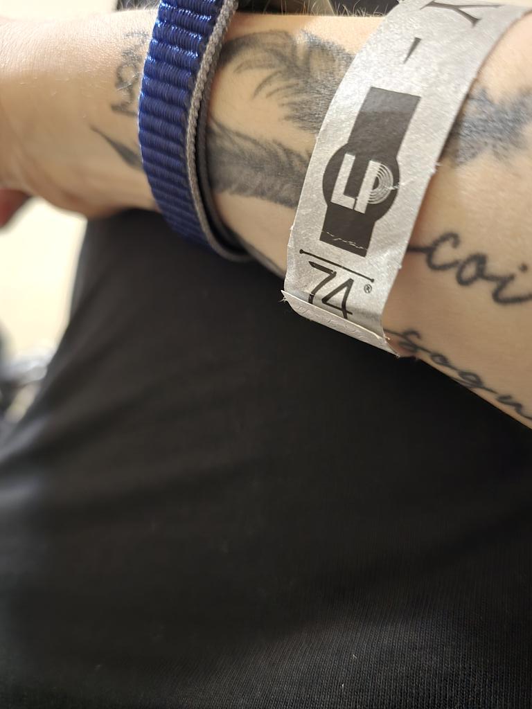 Siamo tornati ai braccialetti MA QUANTO ERANO BELLI I PASS, MI MANCANOOOO