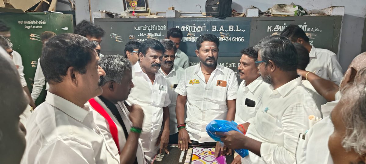 PPeriyapullan's tweet photo. தேசிய ஜனநாயக கூட்டணி சார்பில்  அஇஅதிமுக  மேலூர் சட்டமன்ற தொகுதி வேட்பாளராக போட்டியிடும் நான் மேலூரில் வழக்கறிஞர்கள் சங்கத்தினரிடம் நேரில் சென்று இரட்டை இலை சின்னத்திற்கு வாக்குகள் கேட்டு ஆதரவு திரட்டினேன்.  உடன் கழக நிர்வாகிகள் கூட்டணி கட்சி நிர்வாகிகள் கலந்து கொண்டனர். https://t.co/WGLAtxApVl