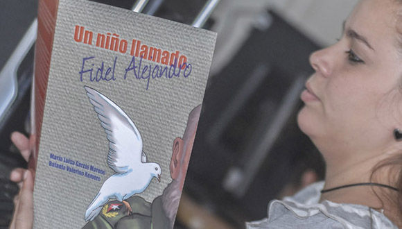 JC_MunicipioSC's tweet photo. #JovenClubSantaClara lleva a cabo presentación del libro "Un niño llamado Fidel Alejandro" en el SI Ramón Ruiz del Sol, dirigida a alumnos de quinto grado, con la finalidad de narrar la infancia de Fidel Castro ¿Cómo se hizo hombre ese pequeño que  se volvió un gigante? https://t.co/NhLtAUSzJ4
