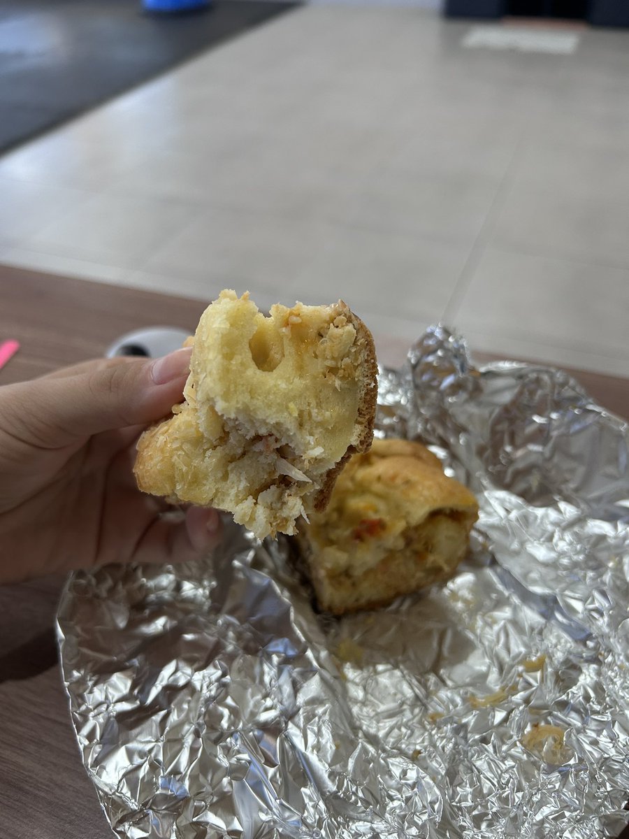rhandragrubert's tweet photo. Hoje não tive tempo nem de tomar café da manhã, e saí antes das 6h, aí minha aluna das 7h coincidentemente trouxe torta pra mim 🥹 ela me salvou e nem sabe 💕 https://t.co/R4qozSvK5e