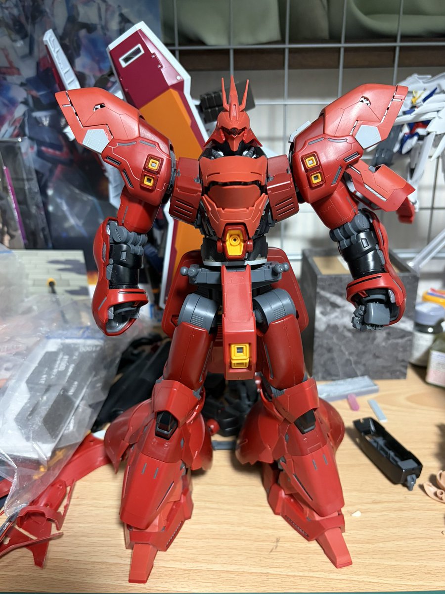 久しぶりに進捗上げ
と言ってもやる作業は右半身を左半身と同じように加工していくだけ
メタリック系の塗装になるのでヤスリがけに大半の時間持ってかれてるけどホビーショーには間に合わせます！