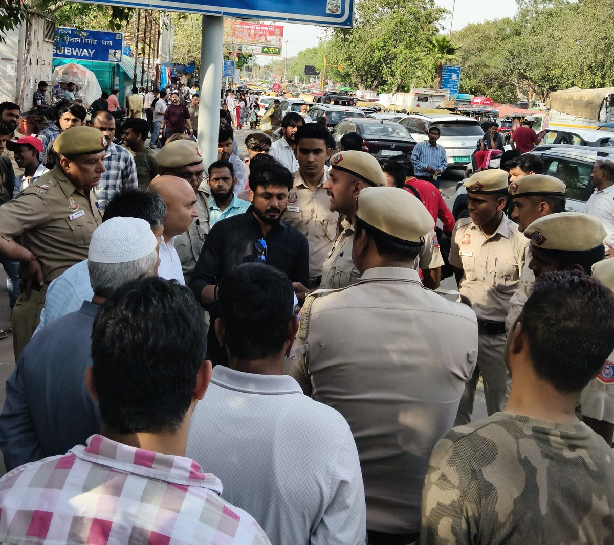 prashant_kamal1's tweet photo. Link Road, New Lajpat Rai Market क्षेत्र में स्ट्रीट वेंडर्स के विरुद्ध पुलिस द्वारा अवैध बेदखली, मारपीट, धमकी एवं बिना विधिक प्रक्रिया के सामान जब्ती हो रही है।

 यहां Street Vendors Act, 2014, Delhi Street Vending Scheme, 2019 तथा माननीय दिल्ली उच्च न्यायालय के आदेश का स्पष्ट उल्लंघन हो रहा। 

इस संदर्भ में क्षेत्र के स्ट्रीट वेंडर्स भाई बहनों ने हम से मिलकर अपनी समस्या साझा किया। 

गरिमा के साथ आजीविका कमाने का अधिकार संविधान ने सबको दिया है। 
 प्रशासन से अनुरोध है कि जल्द ही इनकी समस्याओं का समाधान किया जाय।
@IYC @DelhiPYC