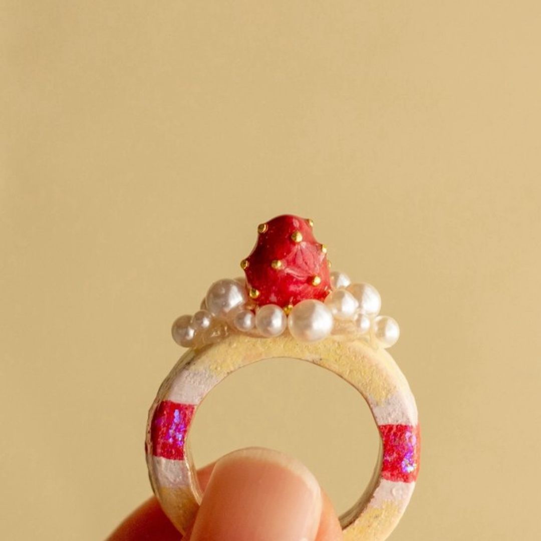 ショートケーキのときめきを、指先にぎゅっと閉じ込めたリング🍰
パールで表現された生クリームと、ツヤツヤのいちごがたまりません◎
minne.com/items/44602993…