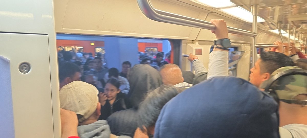 SamBatRo's tweet photo. @MetroCDMX Esta super parada la línea 2, ahi muchisisisima gente y se sigue acumulando https://t.co/4aIjIEcNiN