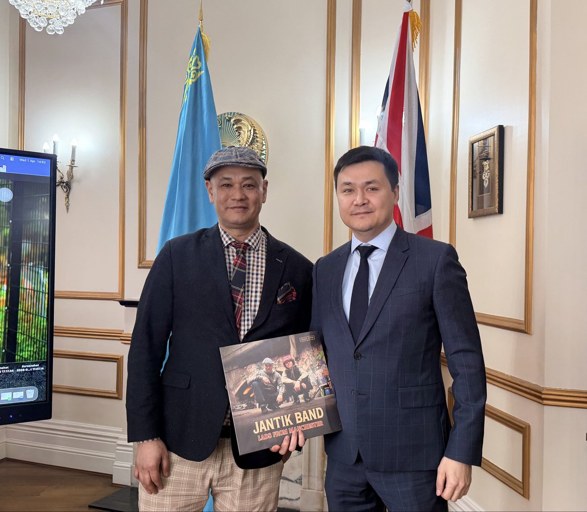 KazakhEmbassyUK's tweet image. When you hear “Abbey Road,” what comes to mind? Probably the legendary hits of The #Beatles 🎸, Pink Floyd, Oasis - the world’s most iconic recording studio. But what if we told you that a band from #Kazakhstan 🇰🇿 just released their album there? Yes, it’s true! 

Yesterday,