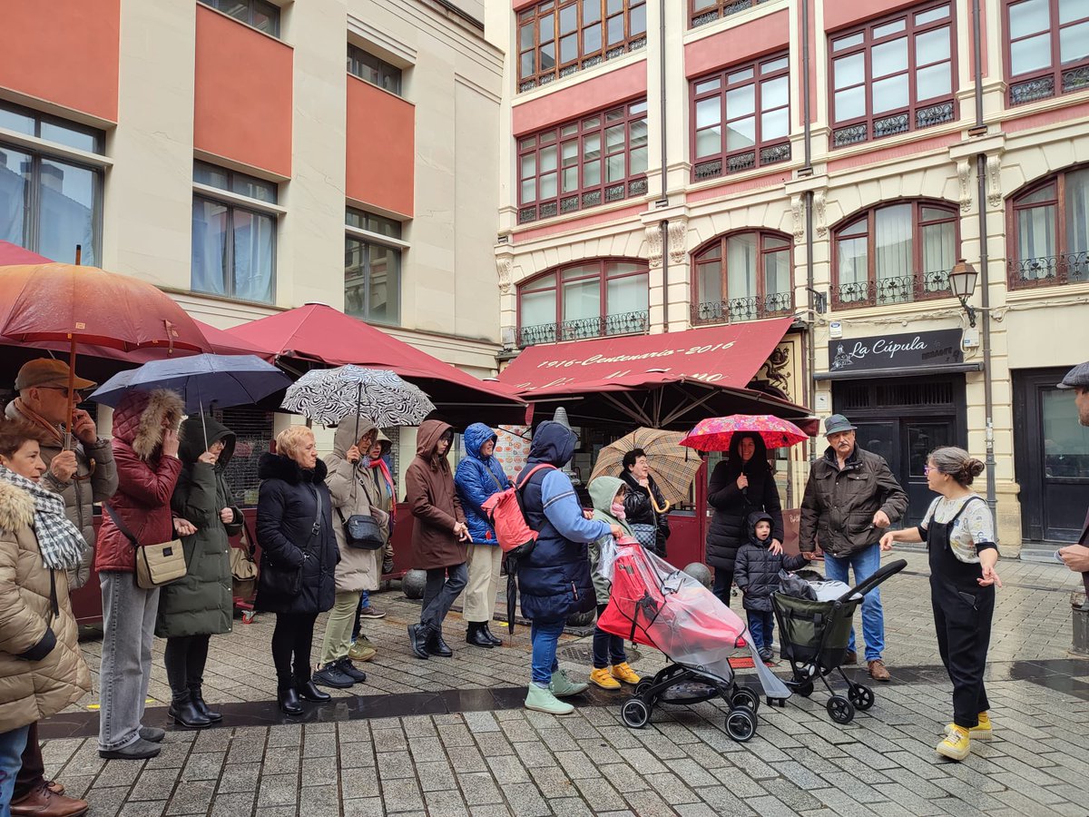 AytoLogrono's tweet image. 👥📸| El Ayuntamiento de #Logroño organiza en abril, mayo y junio una nueva edición de las Rutas de Igualdad para visibilizar a mujeres que han destacado en todos los ámbitos.

🔹 El alcalde y la concejala de Igualdad se han sumado hoy a estas rutas en un recorrido familiar por