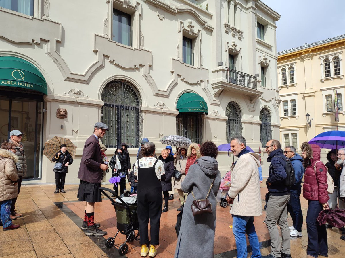 AytoLogrono's tweet image. 👥📸| El Ayuntamiento de #Logroño organiza en abril, mayo y junio una nueva edición de las Rutas de Igualdad para visibilizar a mujeres que han destacado en todos los ámbitos.

🔹 El alcalde y la concejala de Igualdad se han sumado hoy a estas rutas en un recorrido familiar por