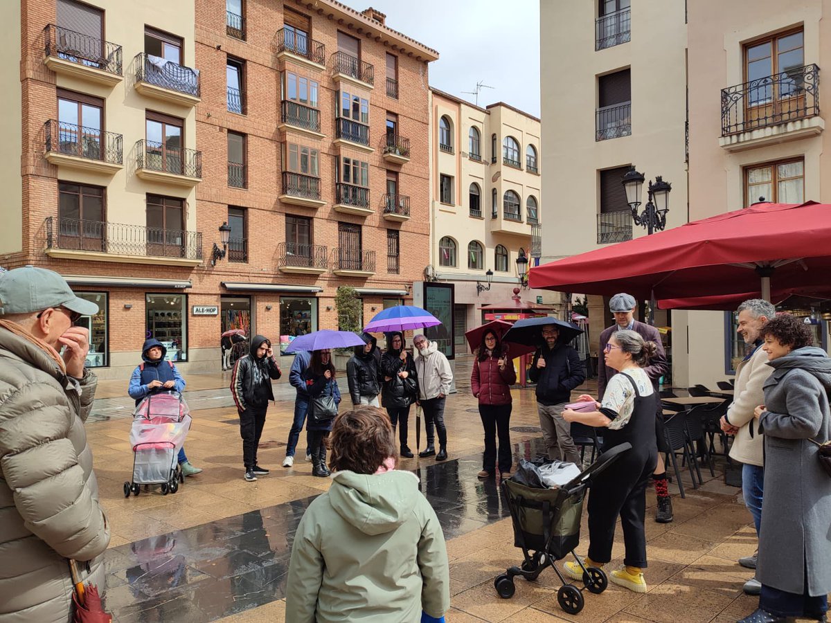AytoLogrono's tweet image. 👥📸| El Ayuntamiento de #Logroño organiza en abril, mayo y junio una nueva edición de las Rutas de Igualdad para visibilizar a mujeres que han destacado en todos los ámbitos.

🔹 El alcalde y la concejala de Igualdad se han sumado hoy a estas rutas en un recorrido familiar por