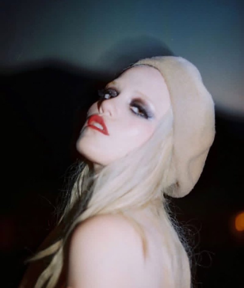 red girl 💋 tweet media