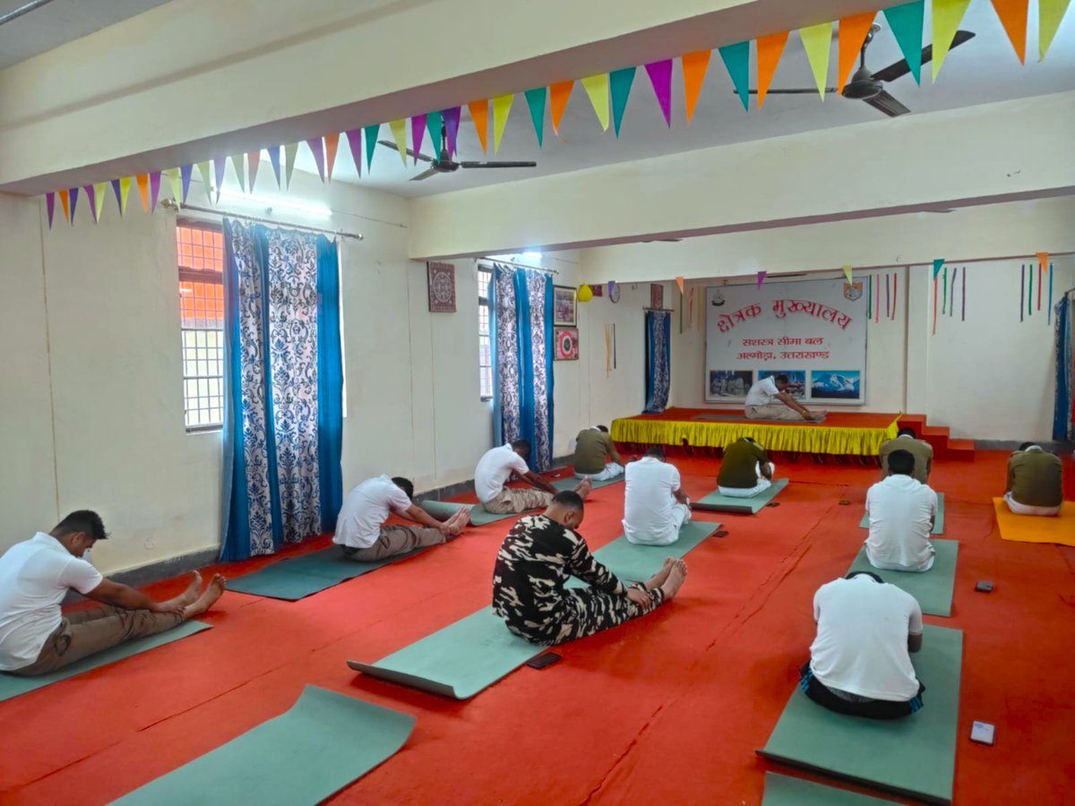 ShqSsb's tweet photo. दिनांक 02.04.2026 को क्षेत्रक मुख्यालय स.सी. बल अल्मोड़ा के परिसर  में 12वें अंतर्राष्ट्रीय योग दिवस 2026 के 100 दिवसीय काउंटडाउन कार्यक्रम के अंतर्गत योग अभ्यास का आयोजन किया गया।  
@SSB_INDIA 
@frontierranikhet https://t.co/dRNG4vWXC1