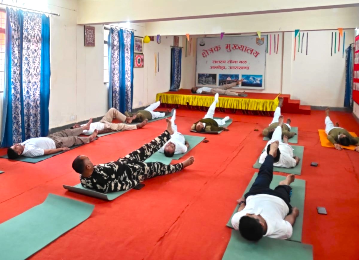 ShqSsb's tweet photo. दिनांक 02.04.2026 को क्षेत्रक मुख्यालय स.सी. बल अल्मोड़ा के परिसर  में 12वें अंतर्राष्ट्रीय योग दिवस 2026 के 100 दिवसीय काउंटडाउन कार्यक्रम के अंतर्गत योग अभ्यास का आयोजन किया गया।  
@SSB_INDIA 
@frontierranikhet https://t.co/dRNG4vWXC1