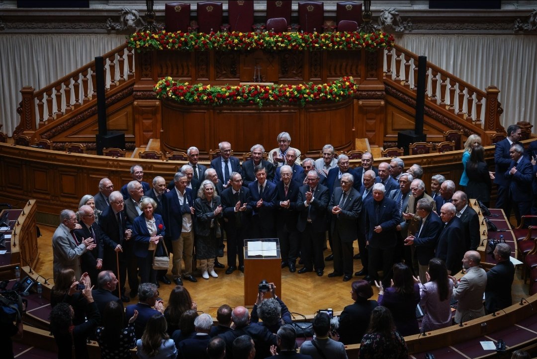 IuriPereira09's tweet photo. Um Obrigado nunca será suficiente

Obrigado, Caros Constituintes
Obrigado pela Bela e Progressista Constituição que escreveram e foi aprovada faz hoje 50 anos 🌹📚🇵🇹

O garante dos Direitos, Liberdades e Garantias do povo português https://t.co/FML3H47tZq