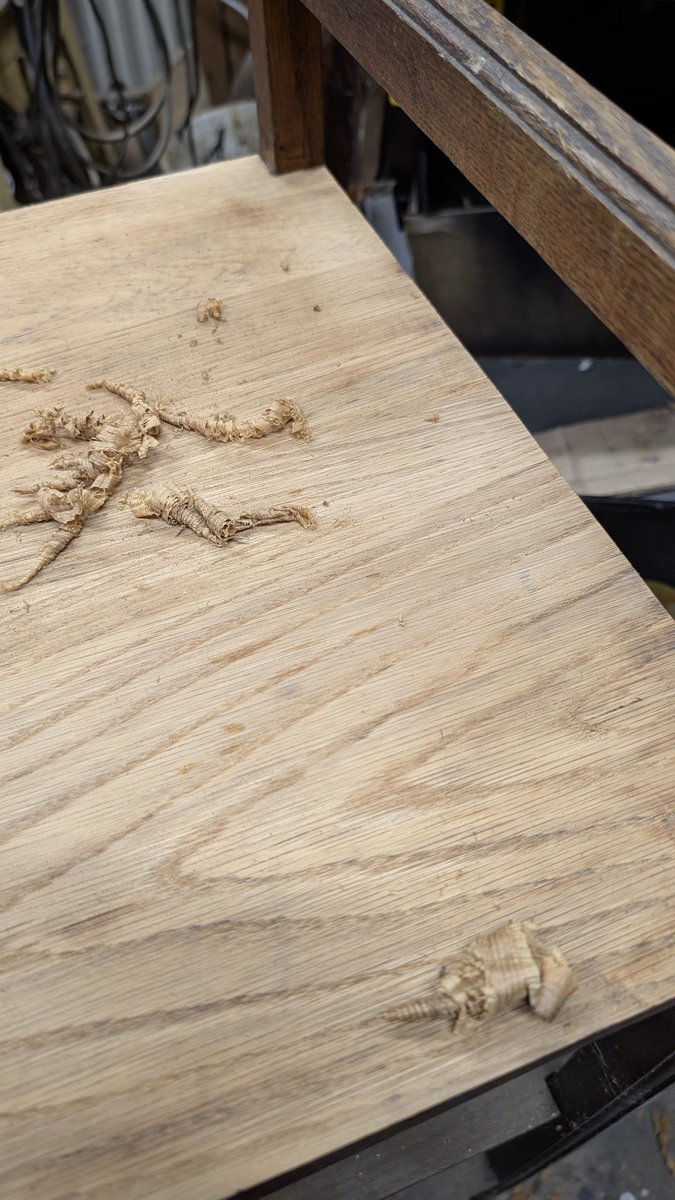 smeerlingantiek's tweet image. #Restauratie #Tip
Watervlekken en roestvlekken kun je uit het hout (massief) schrapen.
Slijp een verfkrabber goed scherp, dan  werkt hij als een schaaf.
Daarna schuren en eventueel weer beitsen.
Zo simpel kan het.