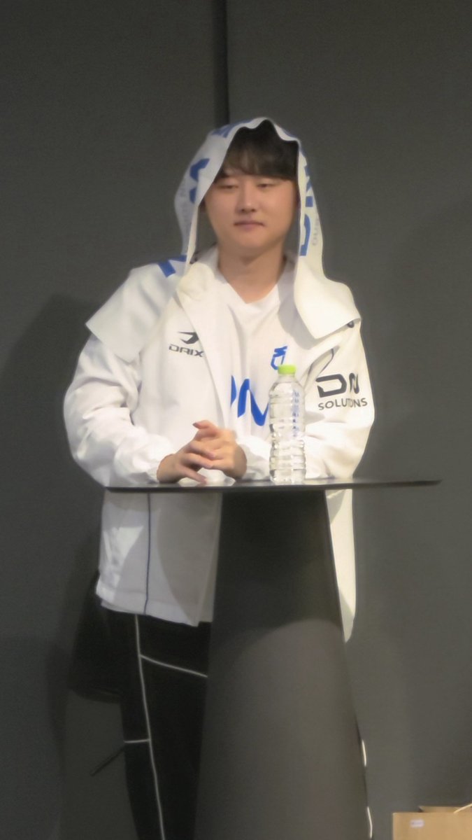 슬로건 머리에 두르는 것도 다들 특색있음