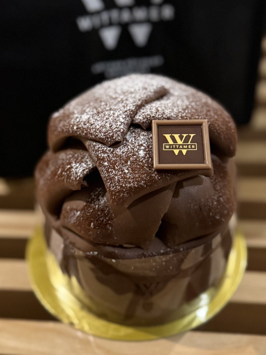 enonon122's tweet photo. ちなみにチョコケーキもビビるくらい美味いです。１枚目のフォレ・ノアールなんだけどバリッバリの厚いチョコ割りながら食べるのが至高……そしてチョコケーキ好きな方は２枚目のグラマシーニューヨーク のマカダミアチョコレートも食べてほしい。濃厚過ぎて意識が飛びます。どちらも高島屋で買える！ https://t.co/nChFx50YgP