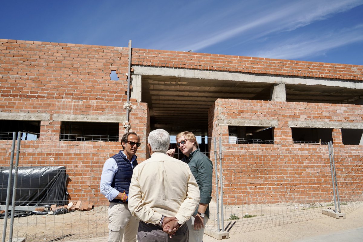 aytodebadajoz's tweet image. ⚽️👏 El campo municipal Paco Pulido, en #SanFernando, acoge el Torneo de Semana Santa organizado por la AP Santa Isabel con la colaboración de la #FMD

➡️ Un evento deportivo solidario con la familia de Hugo Silva bajo el lema 'Rompiendo barreras, juntos por el #autismo'.

El