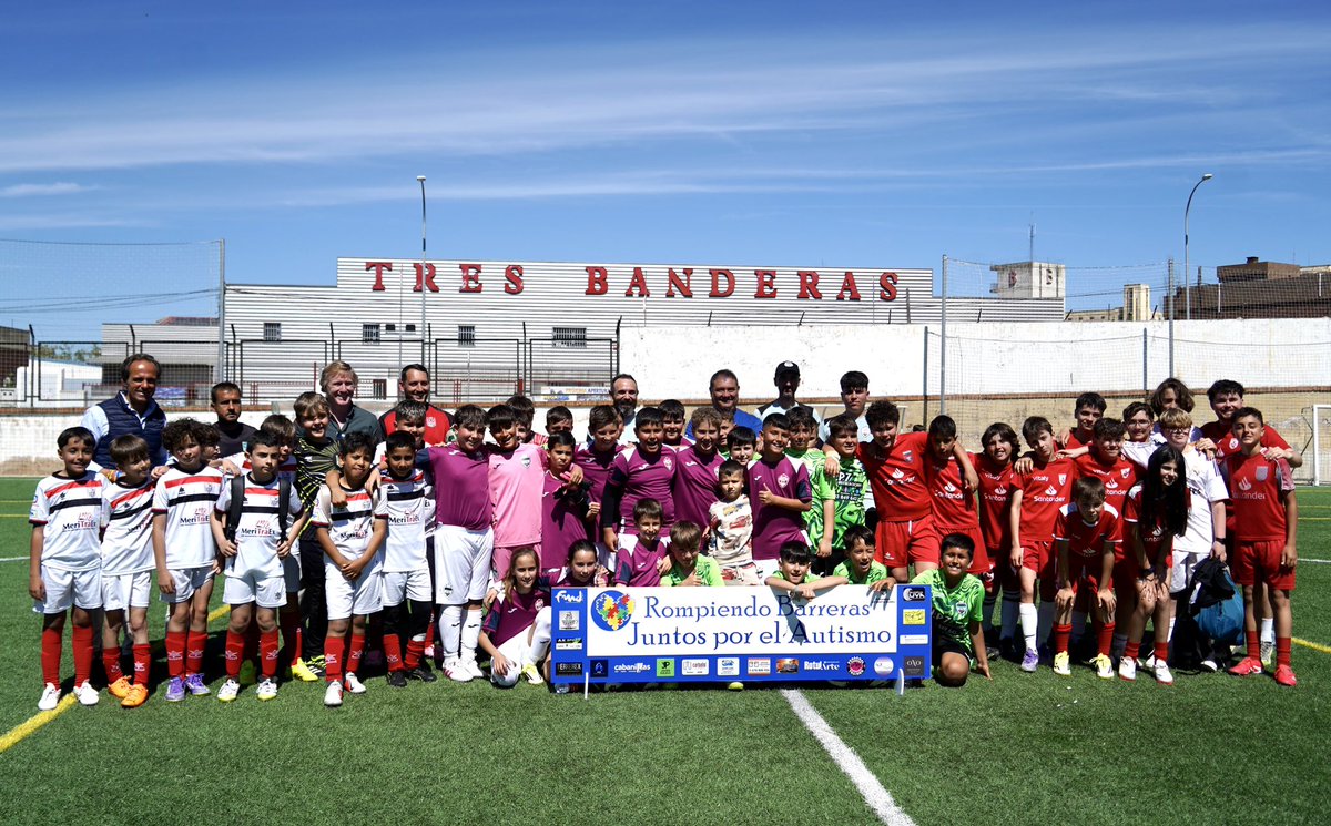 aytodebadajoz's tweet image. ⚽️👏 El campo municipal Paco Pulido, en #SanFernando, acoge el Torneo de Semana Santa organizado por la AP Santa Isabel con la colaboración de la #FMD

➡️ Un evento deportivo solidario con la familia de Hugo Silva bajo el lema 'Rompiendo barreras, juntos por el #autismo'.

El